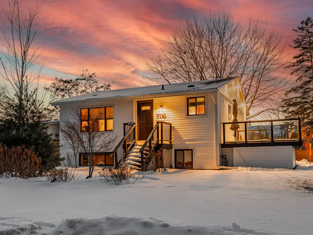 Pickering, ON L1W 1B3,706 Annland ST