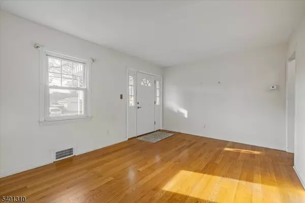 Kenilworth Boro, NJ 07033,348 Roosevelt Ln