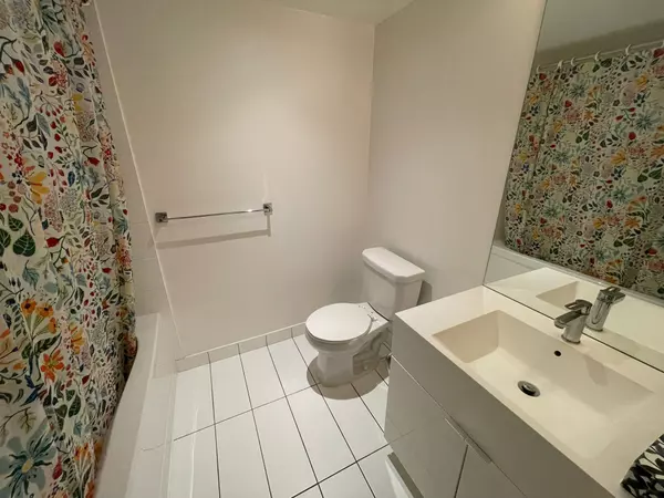 Toronto C01, ON M5V 4A5,15 Iceboat TER #2610