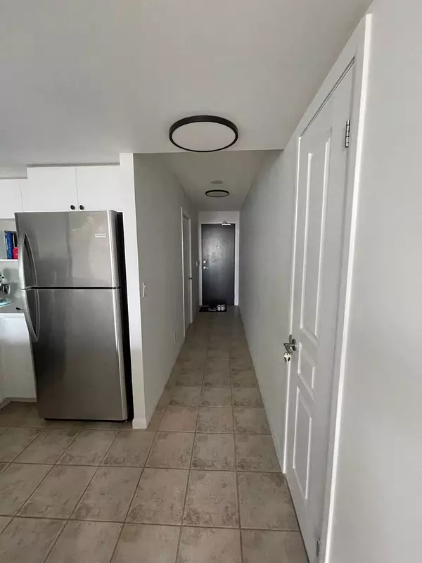 Toronto C01, ON M5E 1Z8,18 Yonge ST #2705