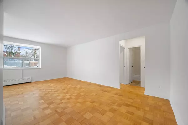 Toronto E03, ON M4C 4C3,1017 Woodbine AVE #107