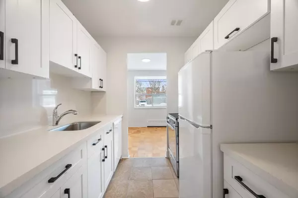 Toronto E03, ON M4C 4C3,1017 Woodbine AVE #107