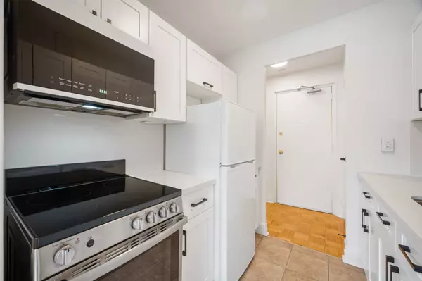 Toronto E03, ON M4C 4C3,1017 Woodbine AVE #107