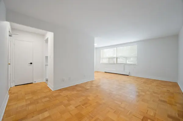 Toronto E03, ON M4C 4C3,1017 Woodbine AVE #107