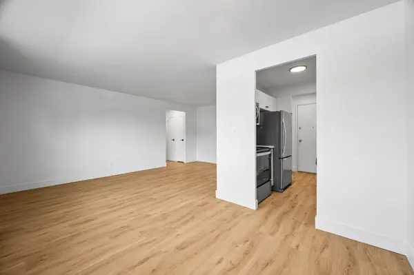 Toronto, ON M4C 4C3,1017 Woodbine AVE #205