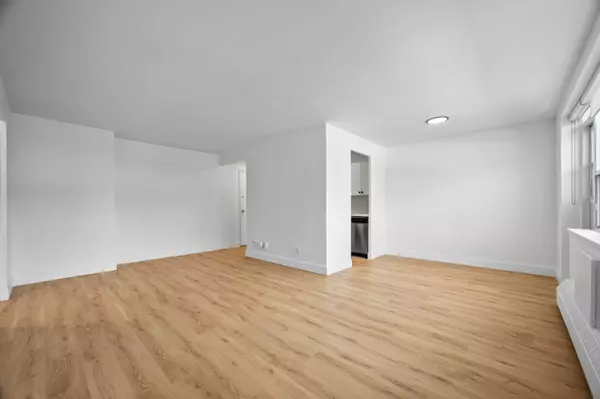 Toronto, ON M4C 4C3,1017 Woodbine AVE #205