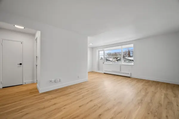 Toronto, ON M4C 4C3,1017 Woodbine AVE #205