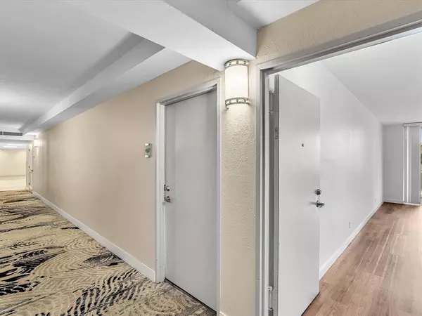 Hollywood, FL 33019,3001 S Ocean Dr #439