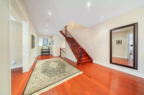 Toronto W04, ON M6B 3P4,214 Locksley AVE