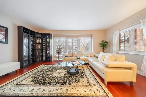 Toronto W04, ON M6B 3P4,214 Locksley AVE