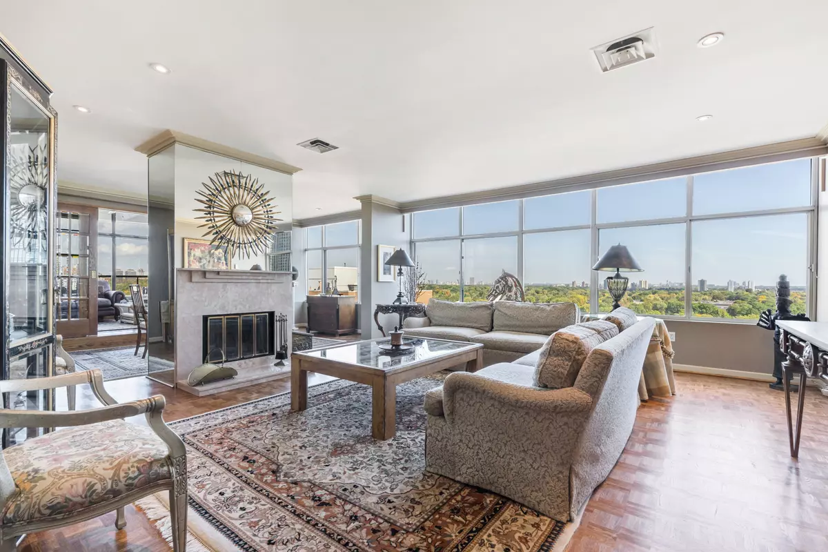 Toronto C02, ON M4W 3P5,900 Yonge ST #PH2