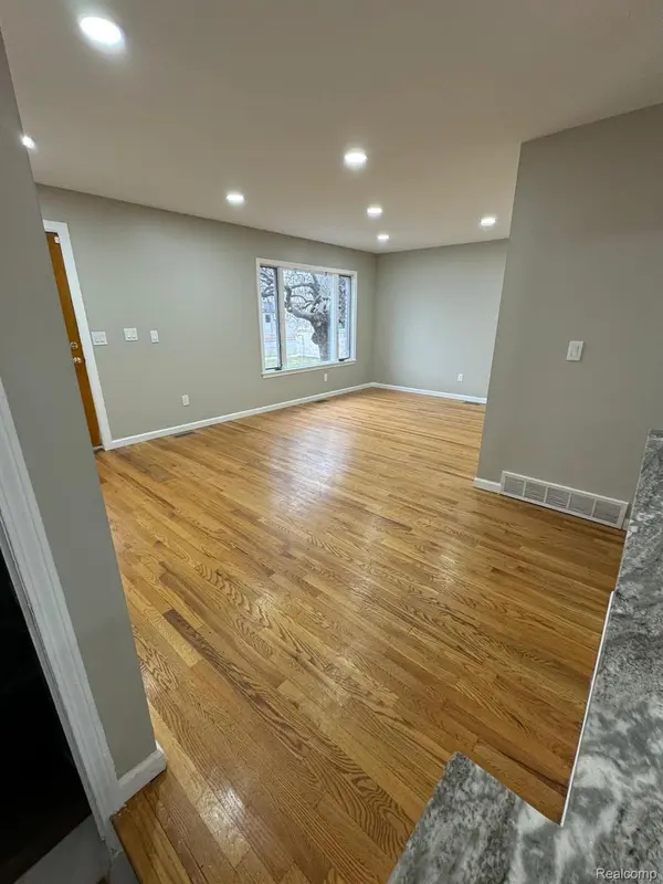 Dearborn Heights, MI 48127,7176 N Gulley RD