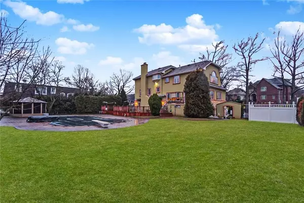 Staten  Island, NY 10304,172 Coventry RD