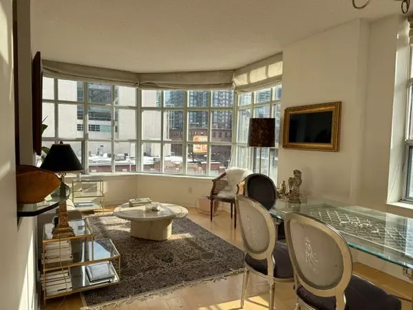 Toronto C01, ON M5V 3S6,438 Richmond ST W #415