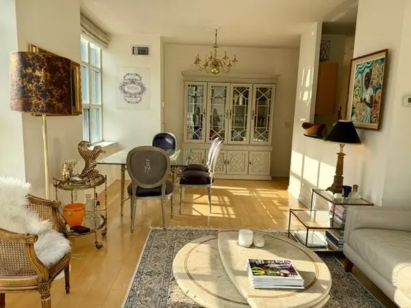 Toronto C01, ON M5V 3S6,438 Richmond ST W #415