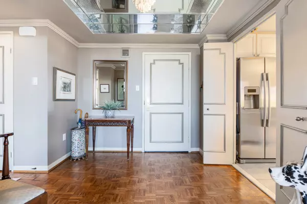 Toronto C02, ON M4W 3P5,900 Yonge ST #PH2