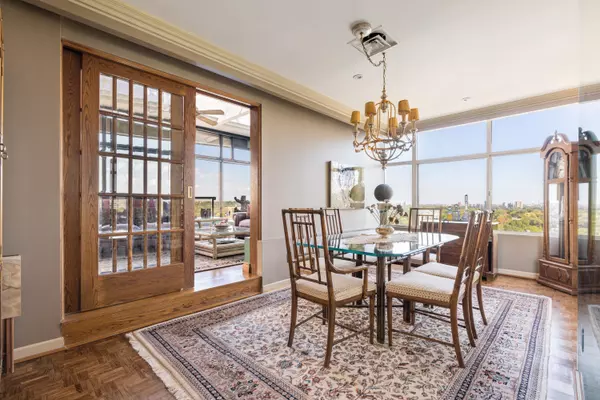 Toronto C02, ON M4W 3P5,900 Yonge ST #PH2