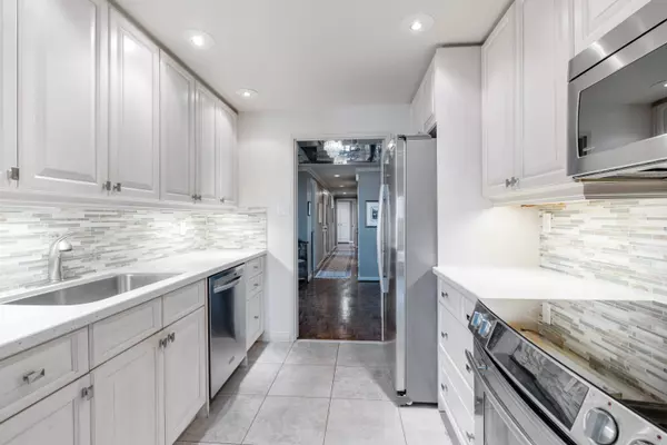 Toronto C02, ON M4W 3P5,900 Yonge ST #PH2