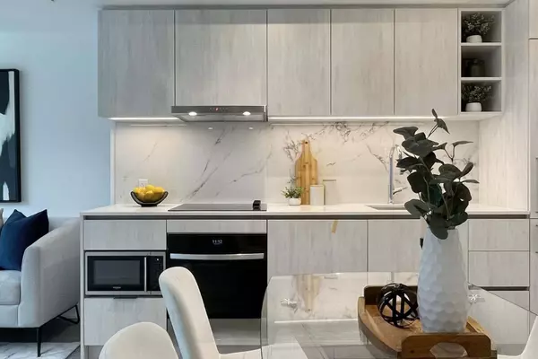 Toronto C01, ON M4Y 0J5,8 Wellesley ST W #1801