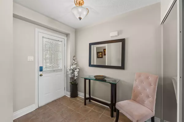 Pickering, ON L1V 6W4,1995 Pine Grove AVE #22