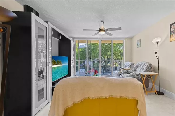 Hollywood, FL 33004,609 E Sheridan St #207