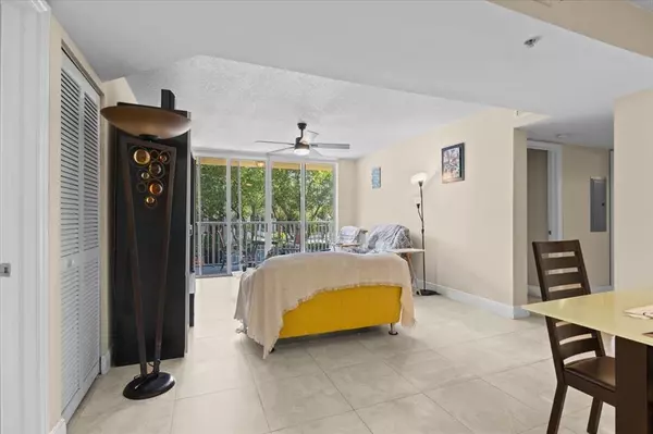 Hollywood, FL 33004,609 E Sheridan St #207