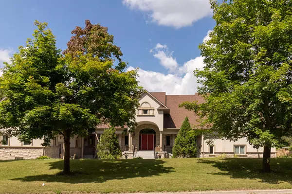 King, ON L7B 1K8,2 Kingswood DR