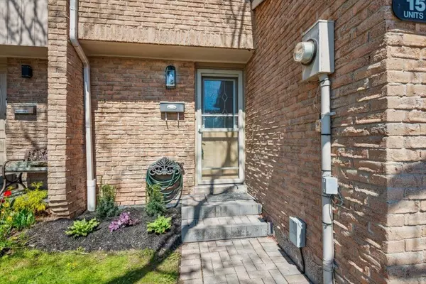Oakville, ON L6H 2Z2,1520 Lancaster DR #137