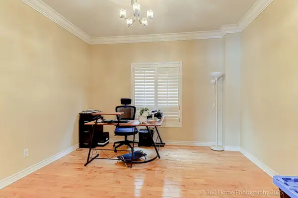 806 White Clover WAY, Mississauga, ON L5V 3C5