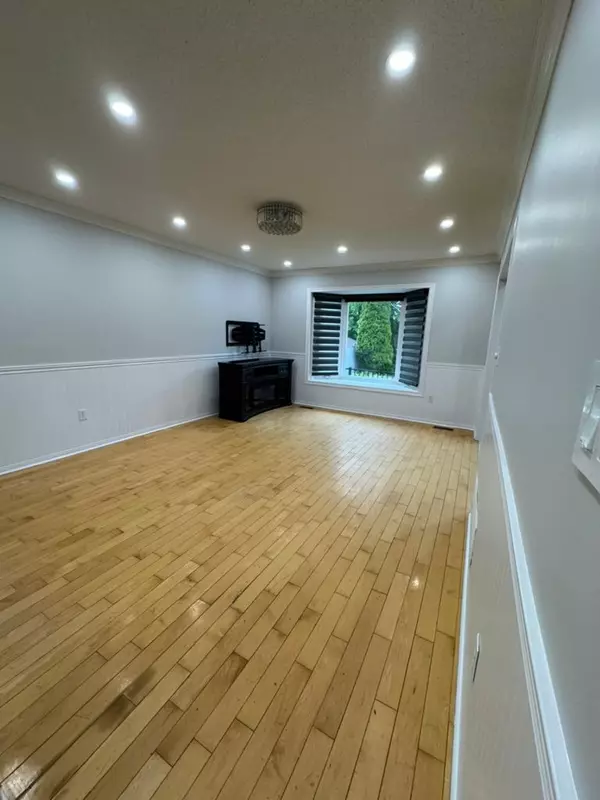 Brampton, ON L7A 1Z9,72 ROWLAND ST