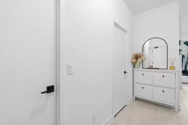 Oakville, ON L6H 3R9,2489 Taunton RD #214