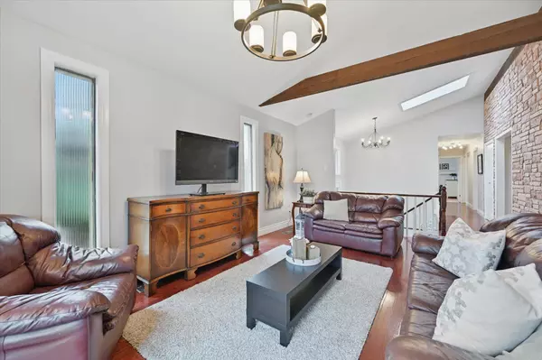 Burlington, ON L7T 3K6,768 King RD