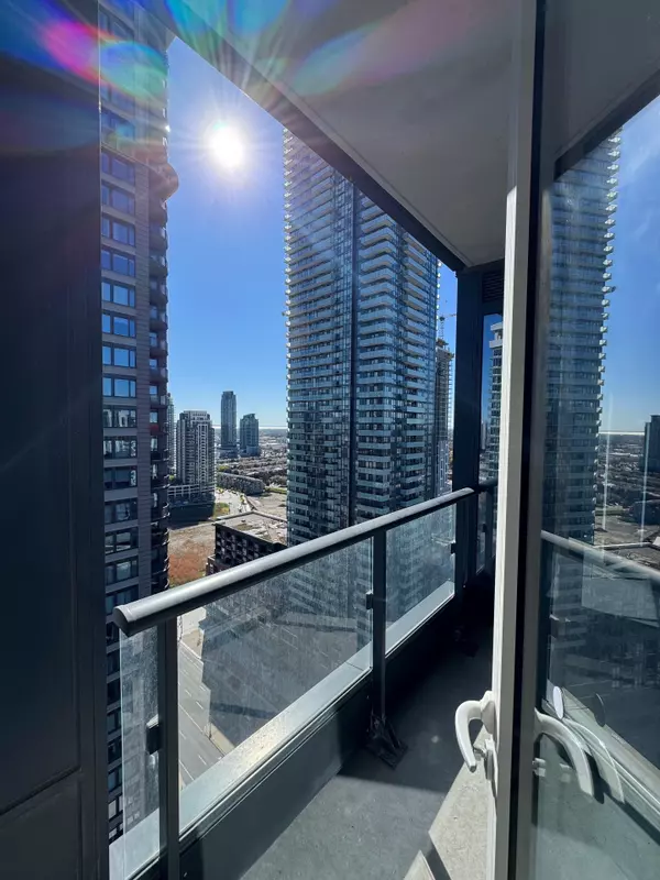 395 Square One DR #2207, Mississauga, ON L5B 0P6