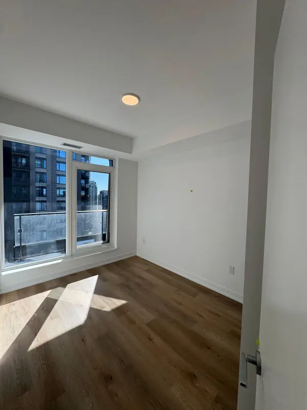 Mississauga, ON L5B 0P6,395 Square One DR #2207