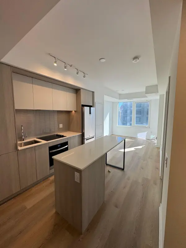 Mississauga, ON L5B 0P6,395 Square One DR #2207