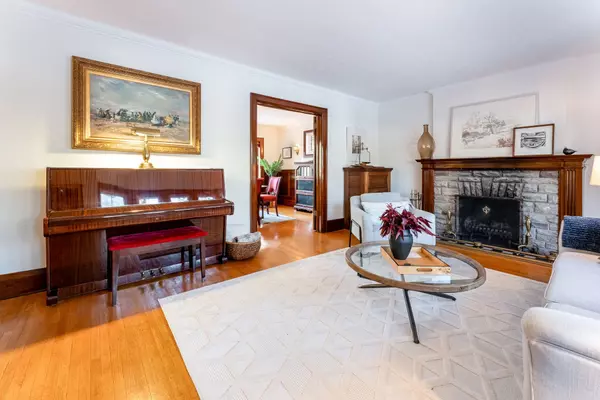 Toronto W08, ON M8X 1M3,3 Lynngrove AVE