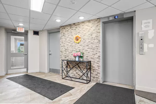 Kingston, ON K7M 7H5,17 Eldon Hall PL #507