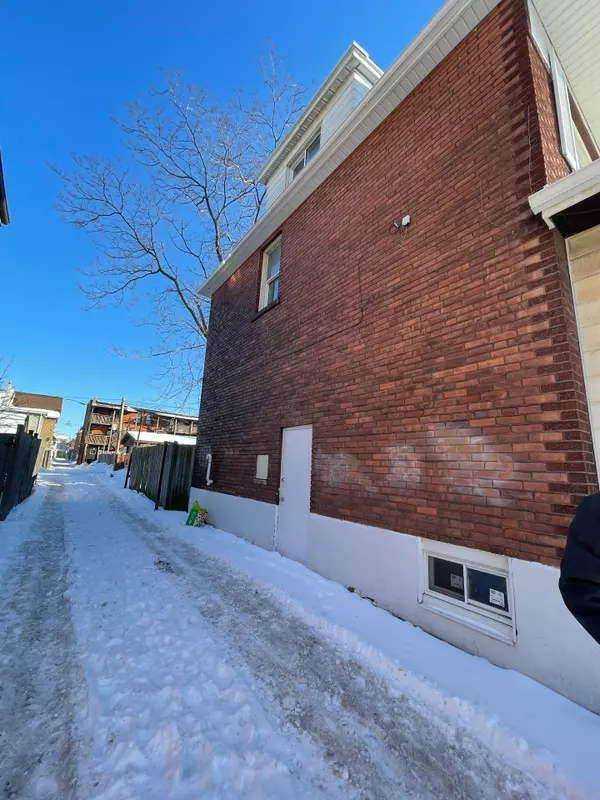 Hamilton, ON L8L 6H7,54 Birch AVE