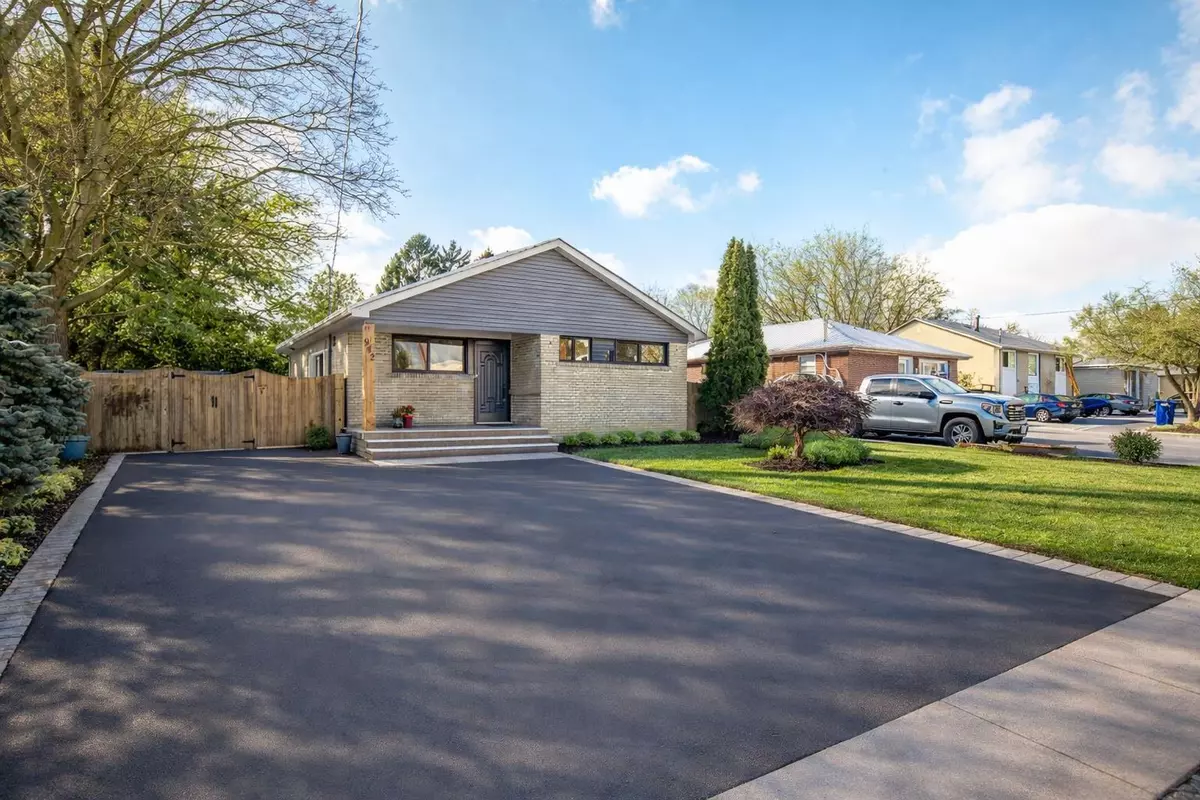 Whitby, ON L1N 4V1,902 Centre ST