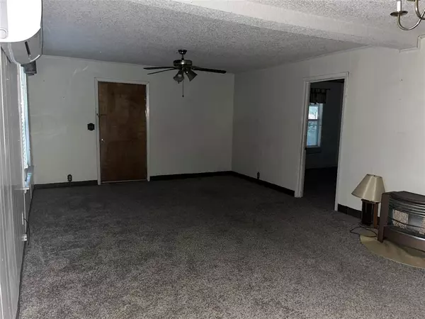 Comanche, TX 76442,305 N TRAVIS Street