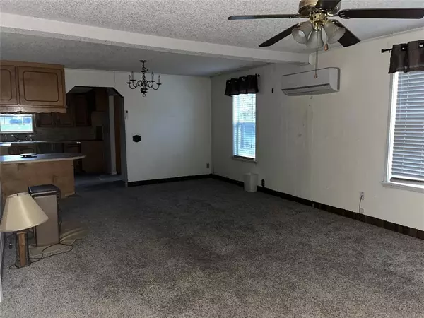 Comanche, TX 76442,305 N TRAVIS Street