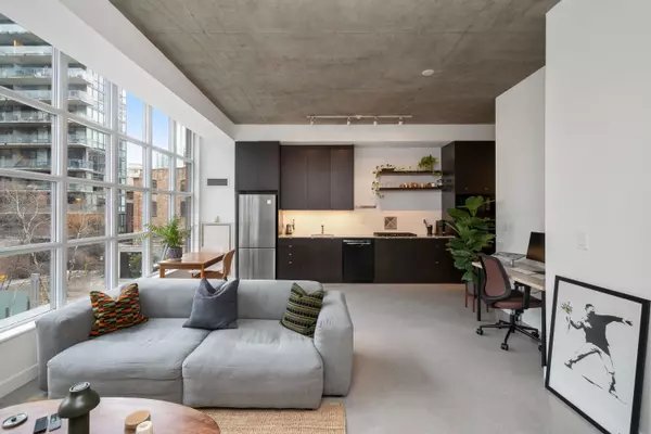 Toronto C01, ON M5V 2L2,19 Brant ST #309