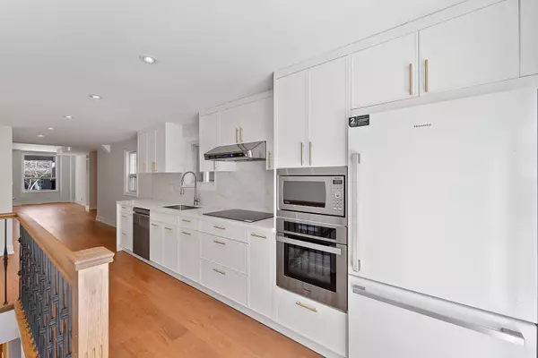 Toronto C01, ON M6J 2V9,398 Crawford ST