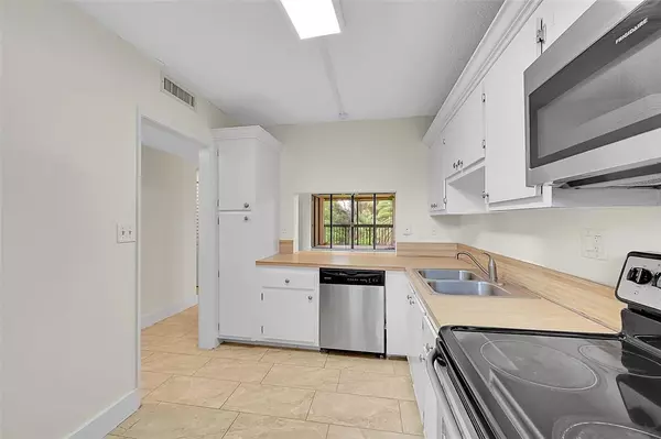 Coral Springs, FL 33065,8415 Forest Hills Dr #305