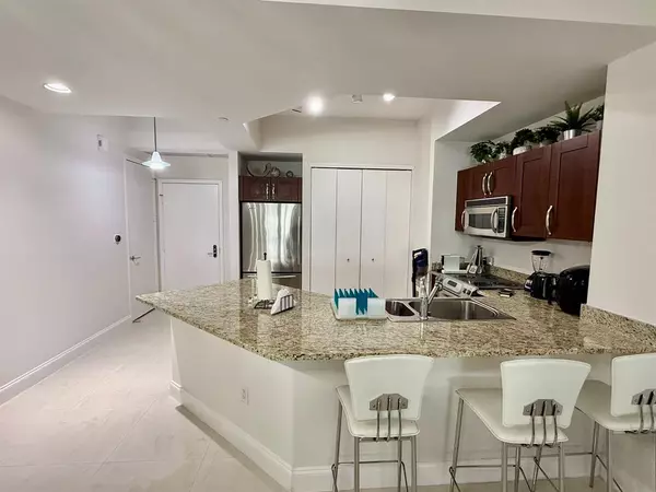 Miami, FL 33180,19900 E Country Club Dr #418