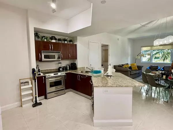 Miami, FL 33180,19900 E Country Club Dr #418