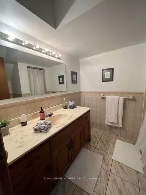 Toronto W10, ON M9V 4Y2,48 Plowshare CRES #Lower