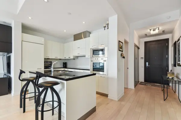 88 Park Lawn RD #2906, Toronto W06, ON M8Y 0B5