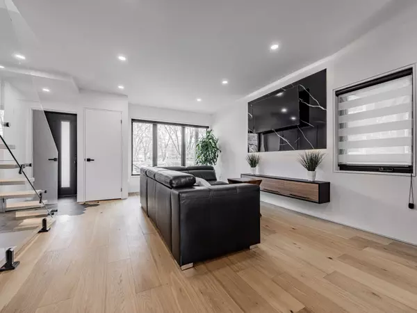 Toronto W02, ON M6S 2R2,10 Juliana CT