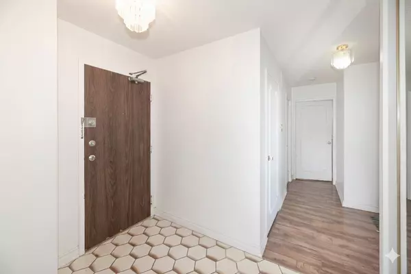 Toronto C07, ON M2R 3N1,100 Antibes DR #702